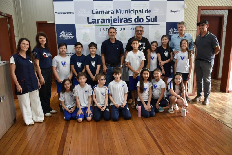Estudantes da Escola Vicentina Santa Ana visitam a Câmara de Vereadores em atividade pedagógica